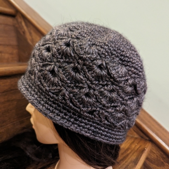 Purple artisan hand knit hat woman's floral design - Picture 7 of 7